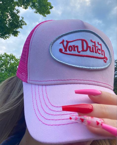 Sombreros Aesthetic, Von Dutch Hat Outfit, Caps Aesthetic, Pink Caps, Cap Aesthetic, Hearts Nails, Aesthetic Hearts, 90s Early 2000s Fashion, Von Dutch Hat