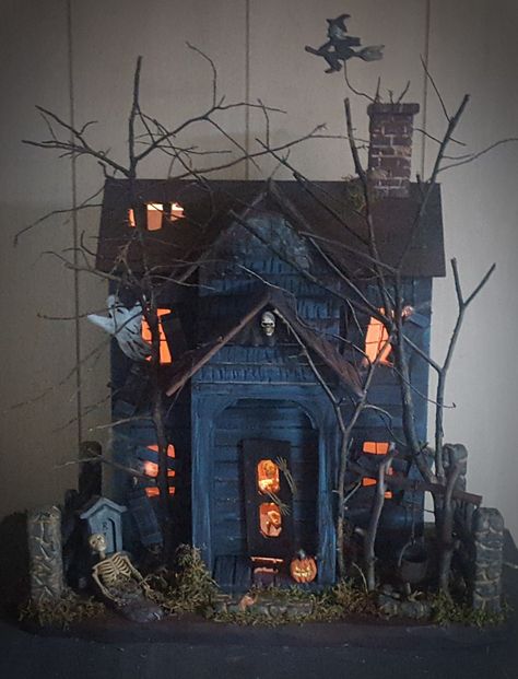 Spooky Cardboard House, Modern Haunted House, Haunted Halloween Village Diy, Halloween Town Crafts, Haunted House Figurine, Haunted House Out Of Cardboard Boxes, Halloween Putz Houses Diy, Paper Mache Haunted House Diy, Painted Haunted House Ideas