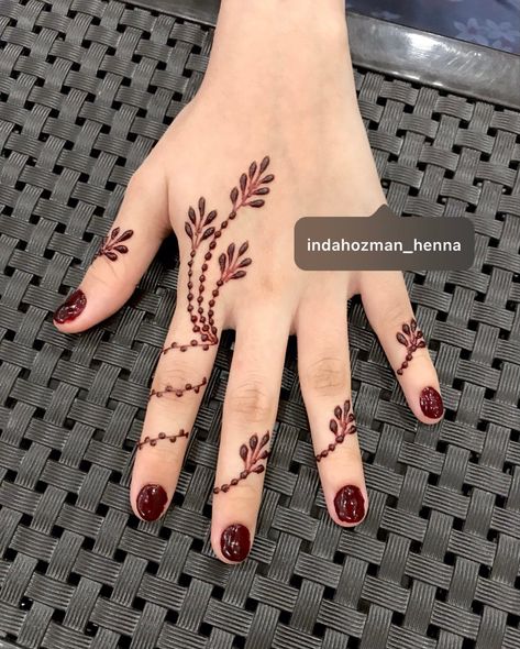 #henna #hennaart #hennadesign #bridesmaidhenna #hennafun #redhenna #malaydesign #simplehenna Red Henna Simple, Motif Henna Tangan Simple, Inai Design Simple, Inai Tangan Simple, Corak Inai Simple Cantik, Desain Henna Simple, Hena Simple, Henna Simpel, Design Inai