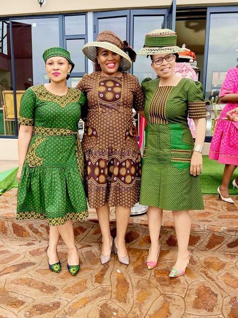 Sotho Traditional Attire Women, Seshweshwe Dresses Design Outfit, Sishweshwe Designs Dresses, Lesotho Seshoeshoe Dress, Shweshwe Dresses Lesotho, Makoti Outfits, Seshoeshoe Designs, Tswana Wedding, Shweshwe Dresses For Makoti