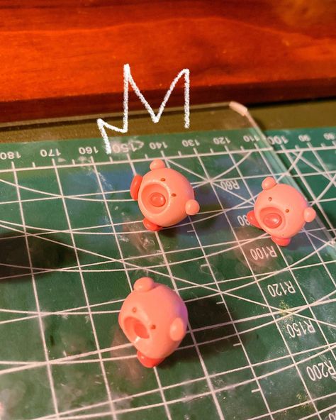 :0 making lil kirbs hehe I love ‘em so much. Been really busy though but I so badly wanna make more art 🥲 •°.*•°.* | | | -tags- #clay #polymerclay #explore #explorepage #keychain #smallbusiness #art #cute #shop #charm #aesthetic #design #deskpet #figure #figurine #art #accessories #kirby #claykirby Kirby Clay, Clay Kirby, Charm Aesthetic, Clay Inspo, Cute Shop, Clay Figures, Art Cute, Clay Ideas, Art Accessories