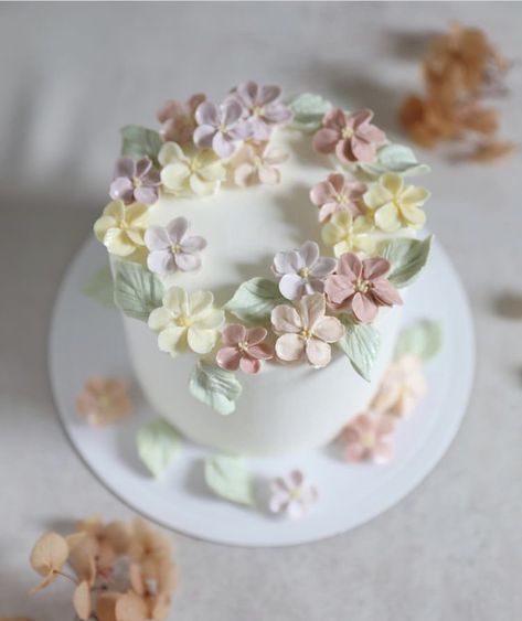 Floral Cake Designs Birthday Women, Floral Cake Designs Buttercream Flowers, Cake Designs Birthday Women, Floral Cake Designs, Daisy Flower Cake, Dainty Cakes, 1st Year Cake, Floral Cake Design, Cakes Decorating