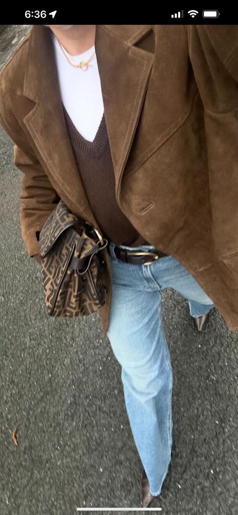 Suede Jacket Street Style, Suede Jacket Outfit 2024, Suede Aesthetic, Suede Blazer Outfit, Tan Suede Jacket Outfit, Brown Suede Jacket Outfit, Suede Jacket Outfit, Nyc Outfits, Autumn Outfit