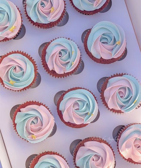 Gender Cupcakes Reveal, Gender Reveal Cupcake Ideas Pink Blue, Pastel Pink And Blue Gender Reveal, Cupcake Reveal Gender, Cupcakes For Gender Reveal Party, Cupcakes Gender Reveal Ideas, Gender Reveal Cupcake Ideas Simple, Gender Reveal Ideas Cupcakes, Cupcake Gender Reveal Ideas