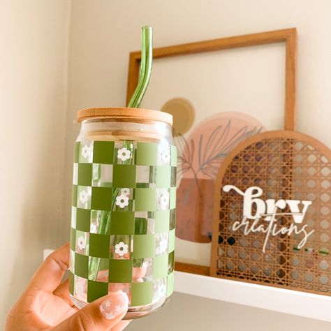 Beer Glass Cup Design, Beer Can Cups Vinyl, Glass Cup Vinyl Ideas, Retro Cup Design, Beer Can Glass Design Flowers, Checkered Glass Cup, Groovy Glass Cups, Beer Glass Cups, Housewares Design