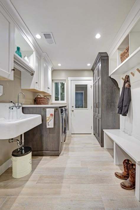 Mud Room Laundry Room Combo, Farmhouse Organization, Laundry Shelf, Laundry Room Combo, Farmhouse Laundry Room Ideas, Mudroom Laundry Room Ideas, Modern Farmhouse Laundry Room, Mud Laundry Room, Utility Room Designs