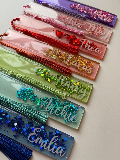 Crafting With Glitter, Personalised Gifts Cricut, Resin Bookmarks Ideas, Epoxy Resin Crafts Ideas, Party Bag Ideas For Kids, Resin Bookmark Ideas, Personalised Bookmarks, Party Bag Ideas, Bookmark Resin