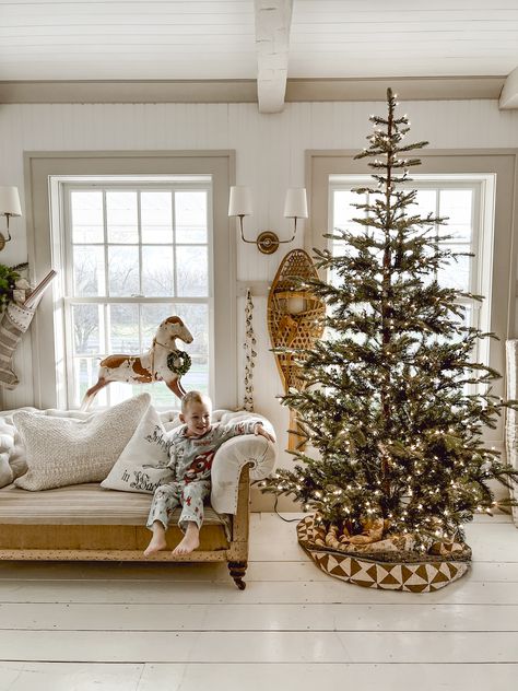 Liz Marie, Liz Marie Blog, Deco Nature, Simple Christmas Decor, Cottage Christmas, Christmas Living Rooms, Christmas Bedroom, White Cottage, Christmas Room