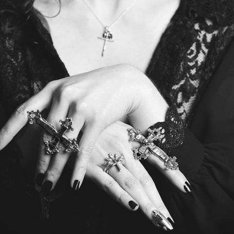 Wiccan Halloween, 2 Finger Ring, Glam Jewelry, Hand Pictures, Witchy Jewelry, Dragonfly Pendant, Rocker Style, Knuckle Rings, Cross Ring