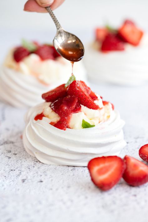 Meringue Nests, Gastronomic Food, Perfect Meringue, Mini Pavlovas, Pavlova Dessert, Mini Meringues, Meringue Pavlova, Mini Pavlova, Meringue Desserts