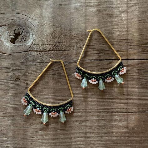 Diy Seed Bead Jewelry Ideas, How To Bead Earrings, Bead And Wire Crafts, Bead Crafts For Adults, Seed Bead Ideas, Seed Bead Art, Beaded Earrings Diy, Accessory Ideas, Beading Jewelery