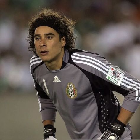 Memo Ochoa Pfp, Memo Ochoa Icons, Gorillaz 2 D, Memo Ochoa, Soccer Men, Mexico Wallpaper, Soccer Boyfriend, Club America, Celeb Crushes