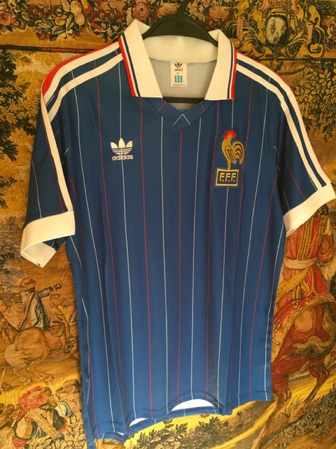 Retro Football Jersey, Baseball Jacket Outfit, France Home, Retro Soccer Jersey, Football Jersey Outfit, Jersey Fashion, Vintage Nike Sweatshirt, Vintage Football Shirts, Retro Football Shirts