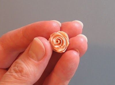 all things paper: Folded Rose Tutorial Rose Quilling, Paper Roses Diy, Quilled Flowers, Diy Flores, Quilling Work, Fleurs Diy, Quilled Creations, Quilling Tutorial, Rose Tutorial