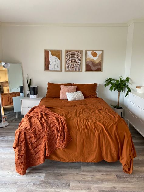 Apartment Beige Walls, Rust Room Decor, Burnt Orange Apartment Decor, Cream Burnt Orange Bedroom, Burnt Orange Comforter Bedroom Ideas, Orange Comforter Bedroom Ideas, Rustic Orange Bedroom Ideas, Burnt Orange And Pink Bedroom, Burnt Orange Comforter Bedroom