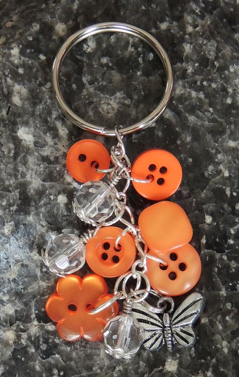 Handmade Key Rings Ideas, Keyrings To Make, Bead Keyrings Diy, Button Keychain Diy, Diy Keyrings, Making Keyrings, Button Keychain, Keyrings Diy, Key Rings Diy