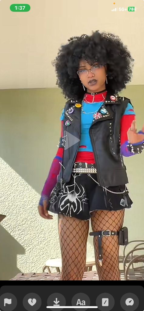 Afro Halloween Costumes For Women, Afro Costume Halloween, Black Spiderman Costume Women, Punk Spider Man, Spider Man Diy Costume, Afro Halloween Costumes, Afro Alternative Fashion, Spider Punk Costume, Spider Punk Cosplay