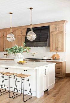 Hickory Cabinets Flooring, Traditional Wood Cabinets Kitchen, Natural Farmhouse, Florida Kitchen, Top Kitchen Trends, Model Dapur, Natural Wood Kitchen, Latest Kitchen Designs, Kabinet Dapur