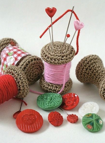 Este alfiletero me viene de maravilla para mis agujas de punta redonda =) Crochet Pincushion, Pin Cushions Patterns, Fun Crochet Projects, Pin Cushion, Crochet Home, Love Crochet, Crochet Stuff, Crochet Accessories, Crochet Gifts