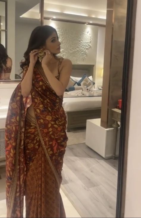 Sari Aesthetic Soft, Modern Indian Outfits Aesthetic, Saree Styles Casual, Tamil Wedding Guest Outfit, Indian Tv Serial Actress In Saree, Indian Sari Aesthetic, Indian Outfit Poses, Tamil Saree Look, Indian Attire Traditional