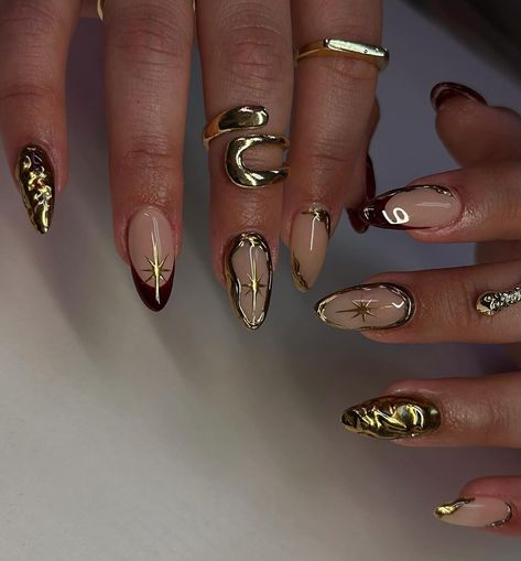 New Year’s Eve Nails Gold, Nail Art Design Black And Gold, Liquid Gold Nails, Black Gold Chrome Nails, Astrology Nail Designs, Brown Gold Nails Design, Black Golden Nails, Black Gold Nails Acrylic, Gold Theme Nails