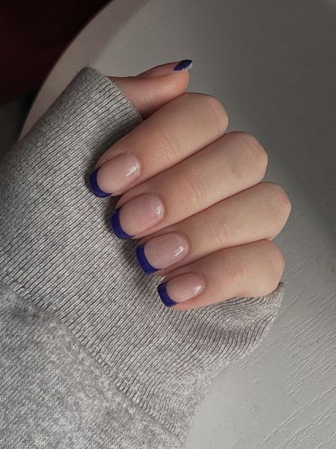 Blue Tips Nails Square, Short Nail Designs Navy Blue, Navy Blue Nail Inspiration, Gel Nail Blue Designs, Finger Tip Length Nails, Short Navy French Tip Nails, Short Nails Ideas Dark Blue, Short Dark Blue French Tip Nails, Navy Blue French Tips Nails