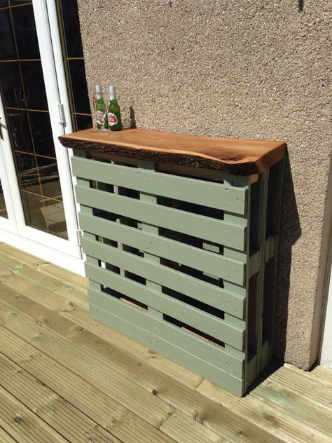 Pallet Bar Ideas, Palet Bar, Bar Pallet, Apartment Privacy, Pallet Bar Diy, Craft Table Diy, Pallet Bar, Bar Cart Decor, Easy Wood