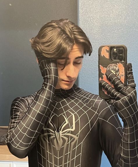 Jake Hayward, Black Spiderman Costume, Superheroes Costumes, Venom Cosplay, Spiderman Suit, Symbiote Spiderman, Black Outfit Men, Spiderman Suits, Blazer Outfits Men