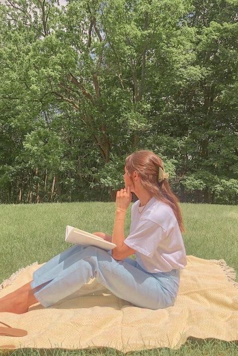 Cute Park Pictures, Provence France Outfit, Casual Summer Photoshoot, Bright Summer Dress, Summer Insta Pics, Picnic Poses, Park Photoshoot, Ig Pics, Picnic Aesthetic