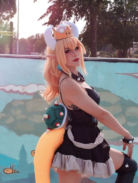 Blonde Cosplay Characters, Toadette Cosplay, Bowser Cosplay, Duo Cosplay, Bowser Costume, Gamer Wallpaper, Cosplay Poses, Styled Outfits, Female Pose