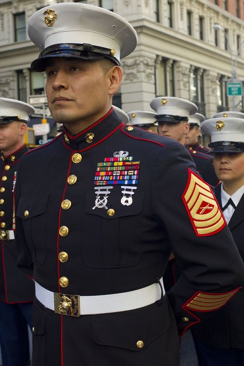 Marine Corps Uniforms, Usmc Uniforms, American Legion Auxiliary, Naval Officer, Patriotic Pictures, Semper Fidelis, Military Ranks, Usa Army, Honoring Veterans