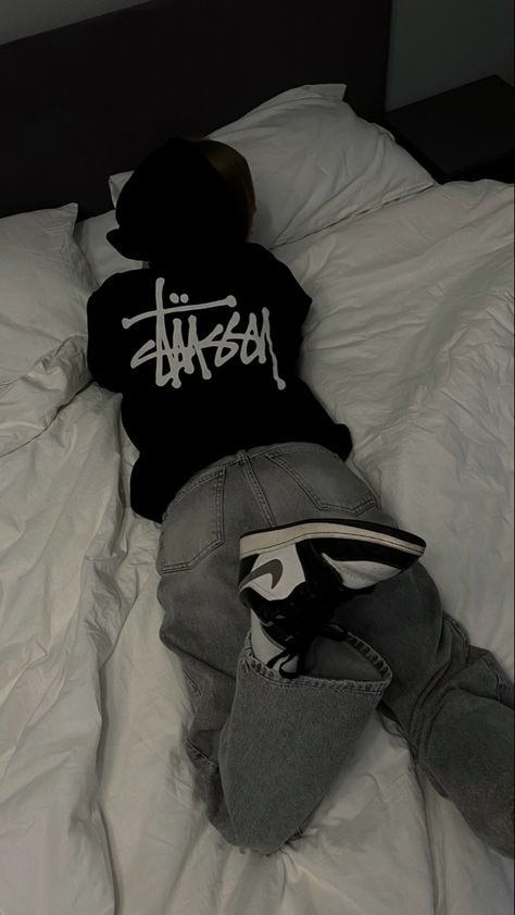 stussy aesthetic photo Stüssy Aesthetic, Stussy Aesthetic, Black Hoodie Outfit, Stussy Hoodie, Funny Dialogues, Hoodie Aesthetic, Winter Fits, Hoodie Outfit, Tshirt Outfits