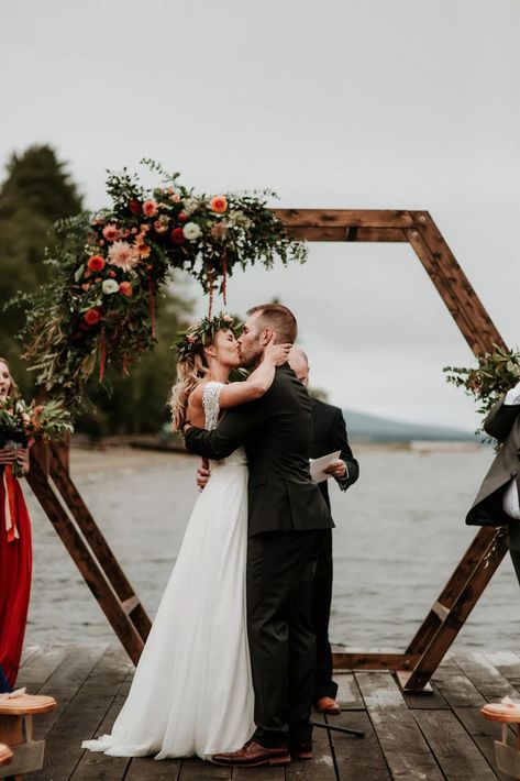 Outdoor Archway, Simple Wedding Arch, Wooden Wedding Arches, Wedding Arch Ideas, Wedding Arches Outdoors, Diy Wedding Arch, Hexagon Wedding, Arch Ideas, Wedding Ceremony Ideas