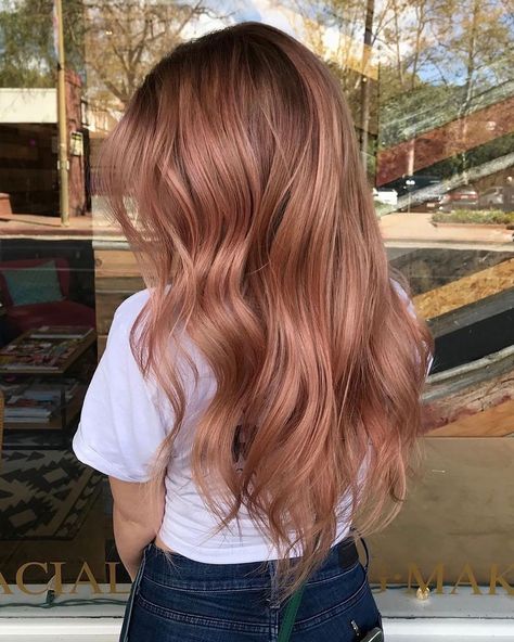 Wella Professionals on Instagram: “1️⃣0️⃣ We'll leave some rosé out for Santa tonight instead. 🥂🎅🏻 Remember this glossy rose gold blend from @calebdoeshair? 🌹 Of course you…” Rose Brown Hair, Gold Hair Colors, Hair Color Rose Gold, Rose Gold Hair, Rose Hair, Hair Inspiration Color, Hair Inspo Color, Gold Hair, Cool Hair Color