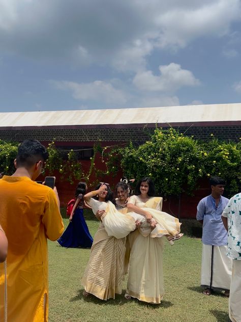 Traditional Group Poses, Poses For Pictures Instagram With Friends Group, Farewell Poses, Acute Triangle, Sisters Photoshoot Poses, Bff Poses, Sisters Photoshoot, Saree Poses, Best Friend Poses