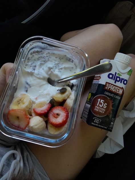 Very Healthy Breakfast, Healthy School Breakfast Ideas, Breakfast Low Calorie, Chia Seeds Recipes, Healthy Nutritious Breakfast, Yogurt With Fruit, Apple And Banana, Fruit Calories, Strawberry Banana Milkshake