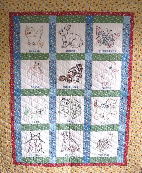 Animal Baby Quilt, Embroidered Animals, Quilt Embroidery, Neutral Quilt, How To Quilt, Machine Embroidery Quilts, Baby Patchwork Quilt, Quilt Vintage, Handmade Baby Quilts