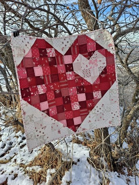 Create a little quilt love with these 10 heart sewing projects from Emily Bailey of Aunt Em's quilts. Find quilt blocks to create. Scrap quilt to make. Pincushions to share. Plus handmade ornaments and gifts. Click for details. Valentine Wall Hanging, Fat Quarter Quilt Pattern, Heart Wall Hanging, Wall Hanging Pattern, Modern Quilting Designs, Heart Quilt Pattern, Heart Projects, Fat Quarter Quilt, Half Square Triangle Quilts