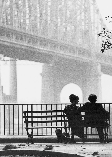 still from Manhattan (1979), Woody Allen - photo via Campbells Loft fb page Manhattan Film, Manhattan Woody Allen, Manhattan Movie, Woody Allen Movies, Black And White City, French Cinema, Film Buff, Love Film, Woody Allen