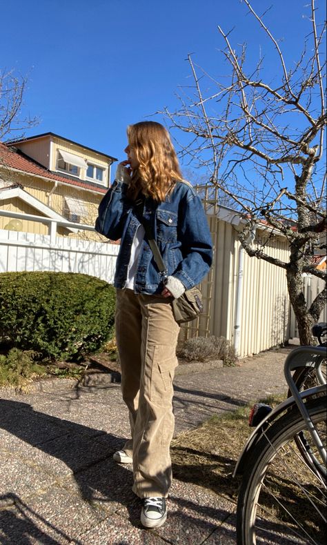 Cargo And Denim Jacket, Docs With Jeans Outfit, Corduroy Cargos Outfit, How To Style Denim Jacket Aesthetic, Courdory Cargo Pants Outfits, Jean Jacket With Cargo Pants, Jean Jacket And Cargo Pants, Denim Jacket And Cargo Pants Outfit, Khaki Courderoy Pants Outfits