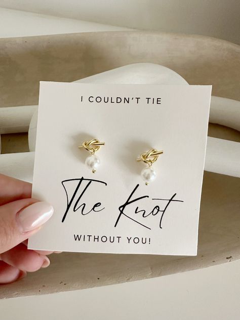 -----DETAILS---- This listing is for a pair of I couldn't tie the knot without you gold pearl earrings These are made with 18k gold plated over 952 sterling silver ---HOW TO ORDER--- 1- Please select quantity and color option  2- Add to your cart  3- Please leave me any personalization in notes to seller box  4- Checkout --CURRENT PROCESSING TIME--- My current processing time is 1-2 weeks on all products! If you need your item sooner, please send me a message and I will do my best to accommodate Earrings For Bridesmaid, Gifts For Your Bridesmaids, Ask Bridesmaid Ideas, Bride Maid Boxes, Dior Bridesmaid Proposal, Bridesmaid Must Haves, Unique Bridesmaids Proposals, Ask To Be A Bridesmaid Ideas, Sentimental Bridesmaid Gifts