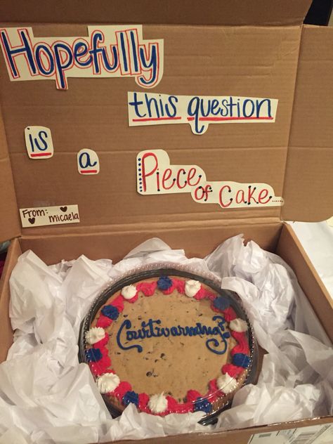 Cute cookie cake proposal!! Cookie Homecoming Proposal Ideas, Cookie Promposal Ideas, Sweethearts Proposal Ideas, Cookie Promposal, Cake Promposal, Prom Signs Asking Girlfriends, Tolo Signs, Twirp Proposals, Cookie Proposal