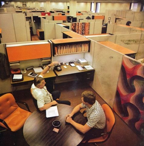 14 pictures of early office cubicles & retro open plan office layouts (1975) #vintage #retro #70s #seventies #officecubes #oldoffices #business #offices #clickamericana Office Building Interior, 70s Office, Mcm Office, Open Plan Office, Office Layouts, Office Cubicles, Mid Century Office, Building Interior, 70s Interior