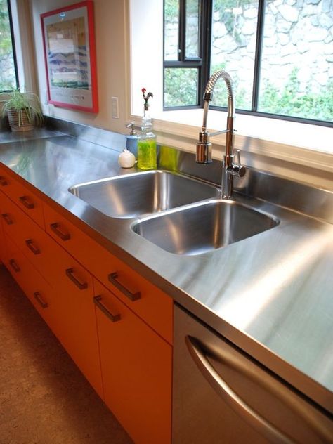 Stålbenk! Stainless Steel Kitchen Countertops, Stainless Steel Benchtop, Colorful Kitchens, Steel Countertops, Kitchen Tiny, Glass Backsplash Kitchen, Midcentury Kitchen, Steel Counter, Replacing Kitchen Countertops