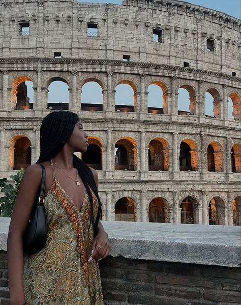 Italy Aesthetic Black Women, Rome Italy Street Style, Rome Fits Summer, Rome Holiday Outfit, Italy Outfits Summer Black Women, Poses In Rome, Rome Italy Aesthetic Outfits, European Summer Black Women, Tome Aesthetic