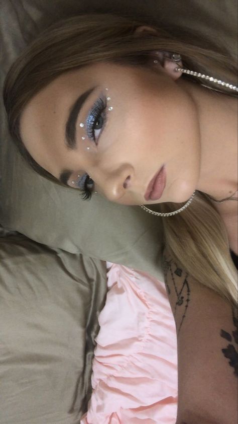 Gemstone Makeup Euphoria, Cassie Euphoria Eye Makeup, Cassie Euphoria Cheerleader Makeup, Maddie Cheerleader Euphoria Makeup, Euphoria Hair Looks Cassie, Euphoria Inspired Halloween Costumes, Cassie Euphoria Makeup Blue, Euphoria Makeup Pearls, Cassie New Years Euphoria