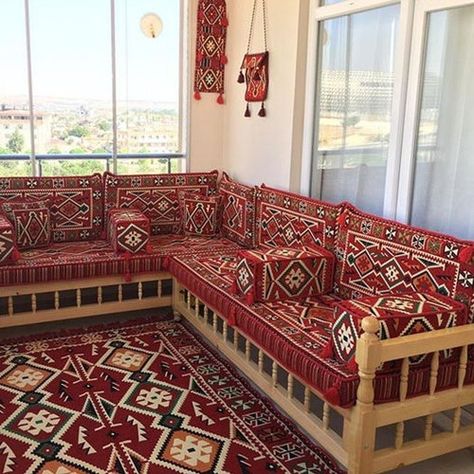 Palette Sofa, Floor Cushions Living Room, Arabic Living Room, Floor Seating Cushions, Arabic Sofa, Turkish Home Decor, Ethnic Furniture, Wooden Patio, Bench Garden