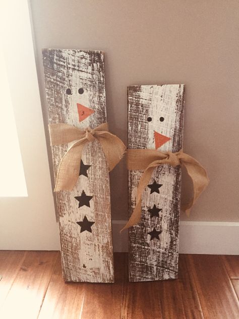 Barnwood Christmas Decor, Barnwood Signs Diy, Barnwood Christmas Ideas, Wooden Crafts Christmas, Christmas Barnwood Signs, Diy Wood Holiday Decor, Wooden Winter Signs, Xmas Wood Signs, Snowman Wood Crafts Diy