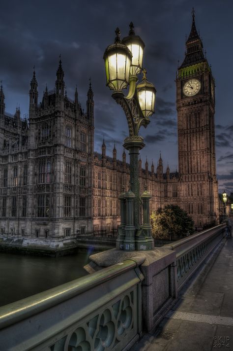 9.55 | The lighting standards on Westminster Bridge are alre… | Flickr Big Ben Clock, City Of London, Clock Tower, London England, Night Time, Big Ben, At Night, The City, Tower