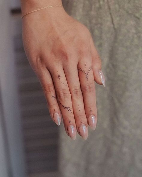 Inside Finger Tattoos, Simple Hand Tattoos, Circular Tattoo, Thumb Tattoos, Tattoos Instagram, Cute Finger Tattoos, Small Girly Tattoos, Small Finger Tattoos, Finger Tattoo For Women